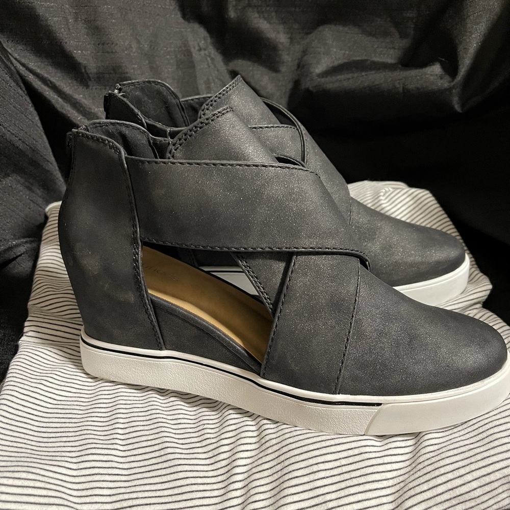 Wedge style sandals sneaker